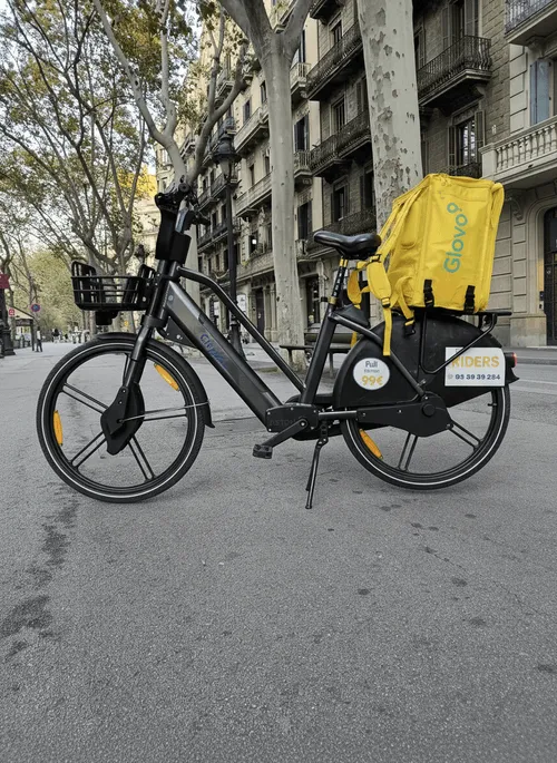 E-bike vs motorbike vs scooter: what does the professional rider choose in 2026?