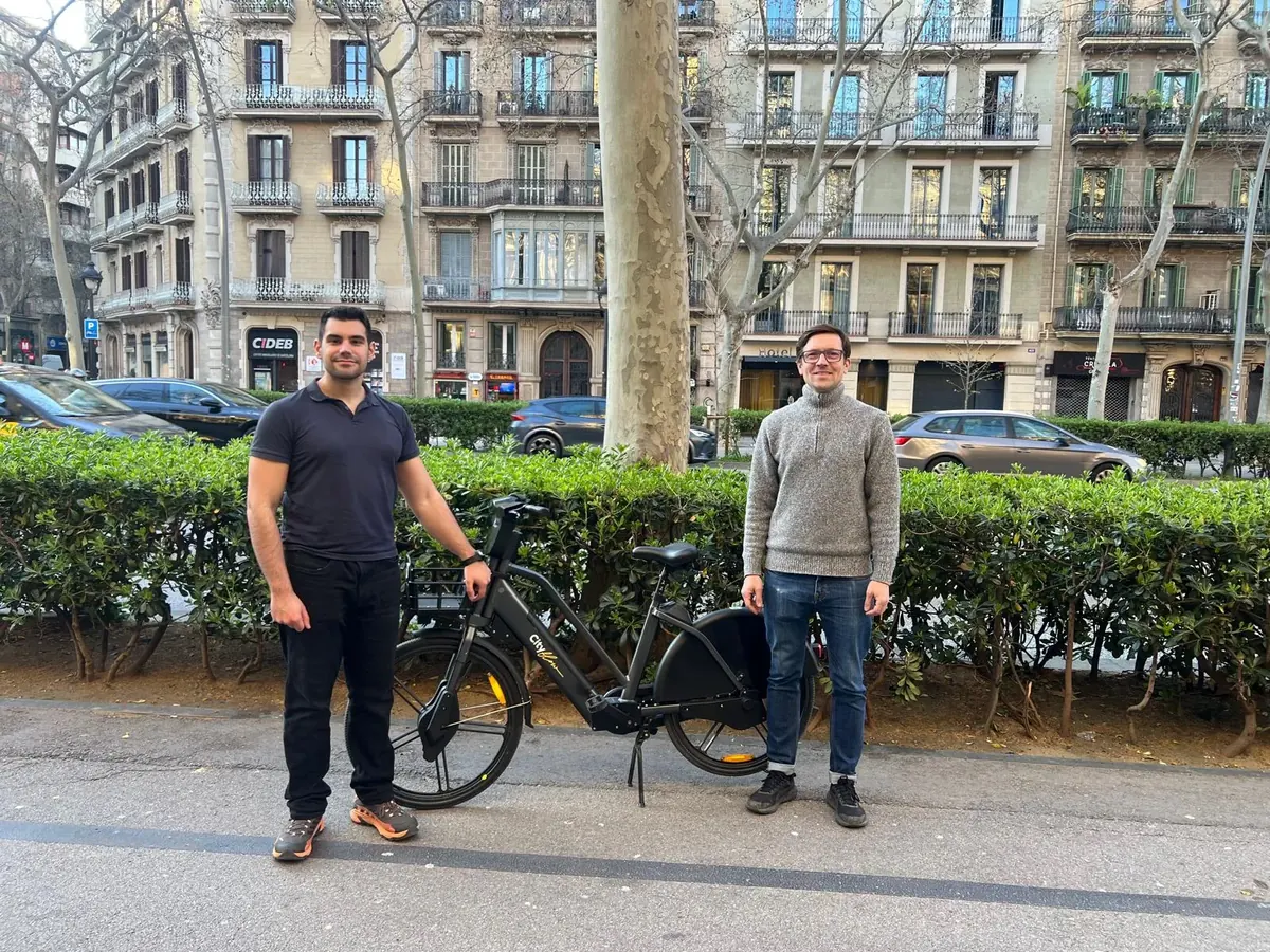 Gerard Flores y Vincent Wille-Baumkauff, cofundadores de Cityflow, con una bici Cityflow en Barcelona