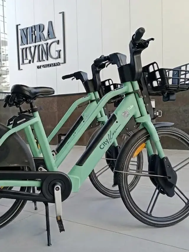 Bicis eléctricas Cityflow a la entrada de un edificio de Nera Living
