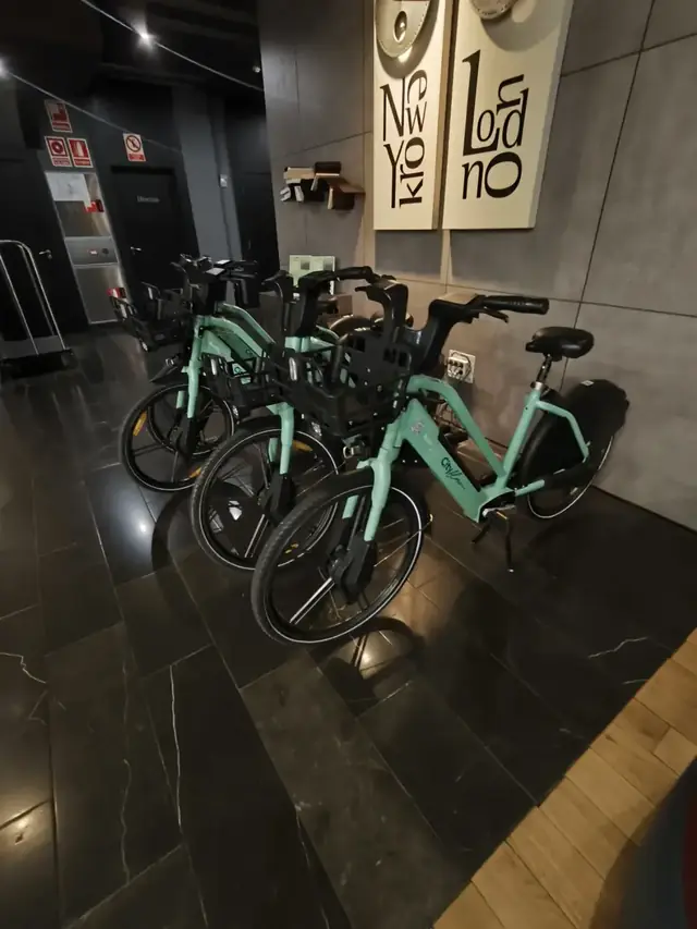 Bicis eléctricas Cityflow en el lobby de un hotel
