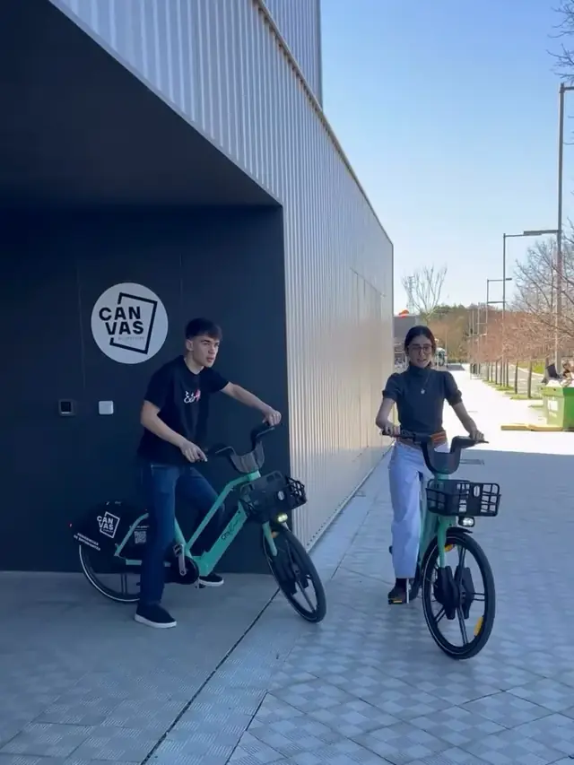 Bicis eléctricas Cityflow con la marca de Canvas en una residencia de estudiantes
